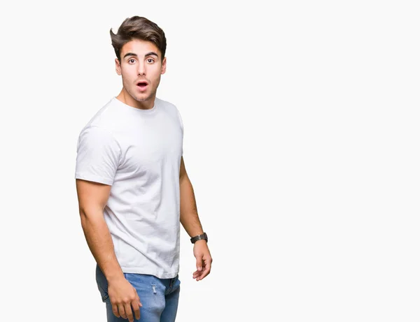 Joven Hombre Guapo Con Camiseta Blanca Sobre Fondo Aislado Asustado — Foto de Stock