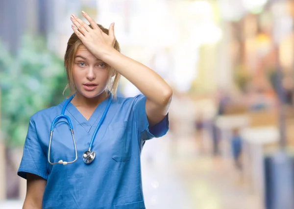 Jovem Mulher Médica Caucasiana Vestindo Uniforme Cirurgião Sobre Fundo Isolado — Fotografia de Stock