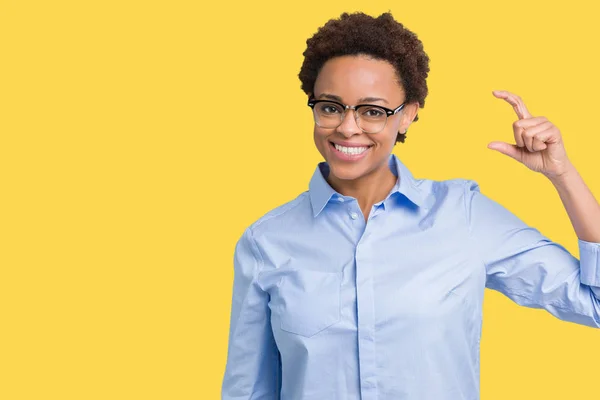 Jovem Bela Mulher Negócios Afro Americana Sobre Fundo Isolado Sorrindo — Fotografia de Stock