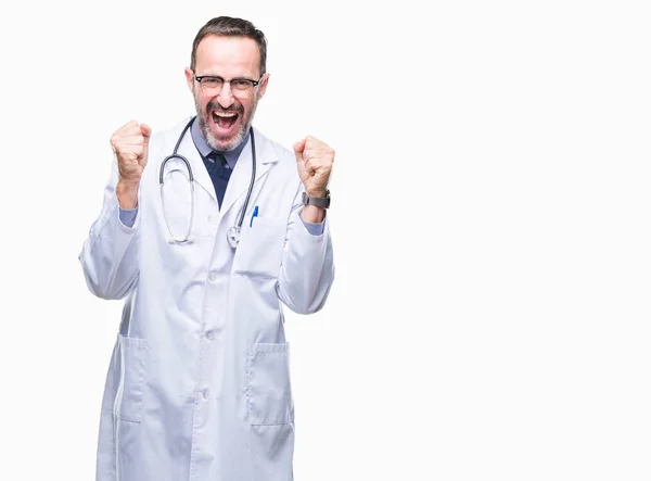 Hombre Médico Mediana Edad Con Uniforme Médico Aislado Celebrando Sorprendido —  Fotos de Stock