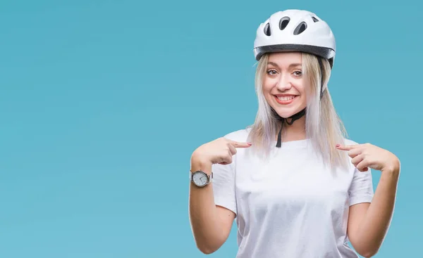 Jovem Loira Vestindo Capacete Segurança Ciclista Sobre Fundo Isolado Olhando — Fotografia de Stock