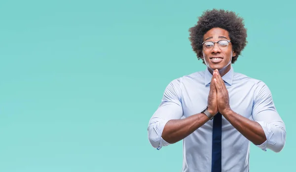 Afro Americký Obchodní Muž Nosí Brýle Izolované Pozadí Modlí Rukama — Stock fotografie
