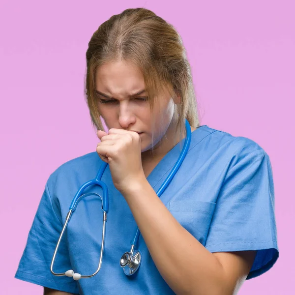 年轻的白种人医生妇女穿外科医生制服在孤立的背景感觉不适和咳嗽作为症状感冒或支气管炎 医疗保健理念 — 图库照片