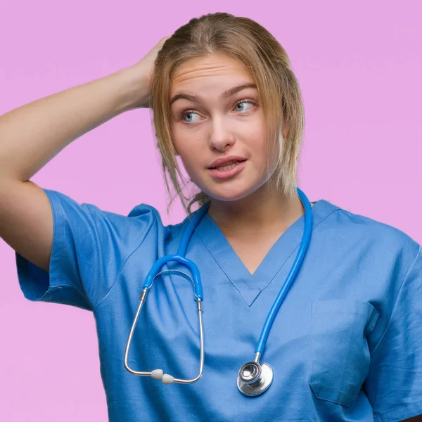 Jonge Blanke Dokter Vrouw Dragen Chirurg Uniform Geïsoleerde Achtergrond Verwarren — Stockfoto