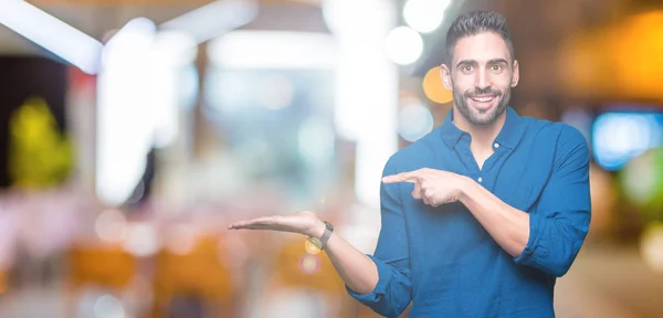 Joven Hombre Guapo Sobre Fondo Aislado Asombrado Sonriendo Cámara Mientras — Foto de Stock