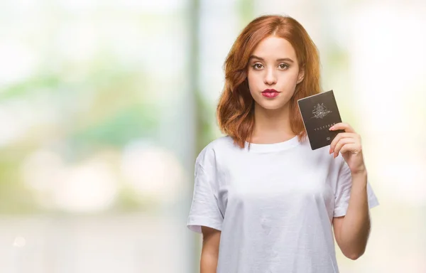 Νεαρή Όμορφη Γυναίκα Κρατώντας Διαβατήριο Της Αυστραλίας Απομονωθεί Φόντο Μια — Φωτογραφία Αρχείου