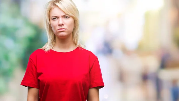 Mladá Krásná Blondýna Žena Nosí Červené Tričko Izolované Pozadí Skeptik — Stock fotografie