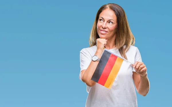 Латиноамериканка Средних Лет Держит Флаг Германии Изолированном Фоне Серьезное Лицо — стоковое фото