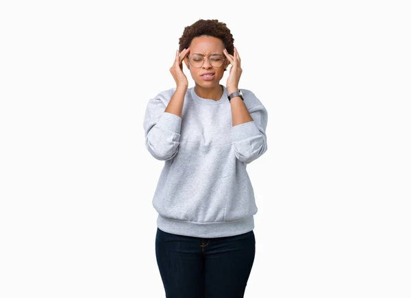 아프리카계 미국인 여자에 안경을 머리에 통증에 머리에 손으로 때문에 스트레스 — 스톡 사진