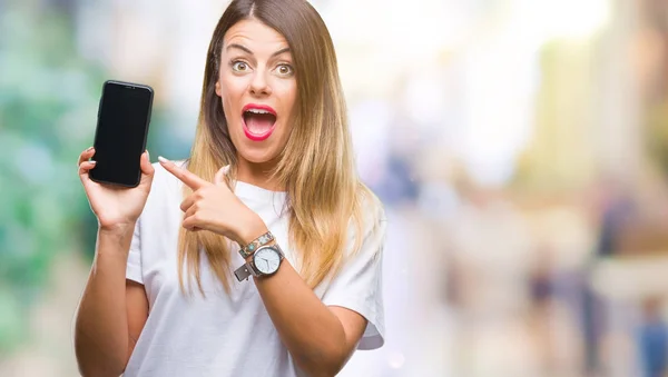 Молодая Красивая Женщина Показывает Чистый Экран Смартфона Изолированном Фоне Счастливо — стоковое фото