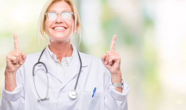 Middle Age Blonde Doctor Woman Isolated Background Amazed Surprised Looking — Stock Photo, Image