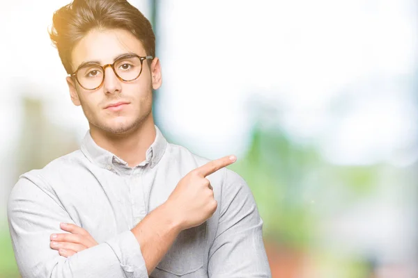 Genç Yakışıklı Adam Gözlük Izole Üzerinde Işaretçi Parmak Reklam Ciddi — Stok fotoğraf