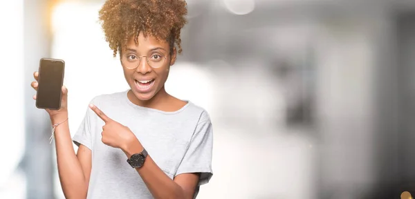 Young African American Woman Showing Smartphone Screen Isolated Background Very — Stock Photo, Image