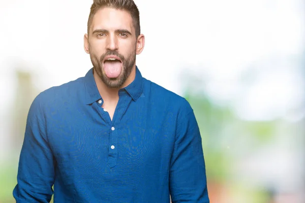 Joven Hombre Guapo Sobre Fondo Aislado Sacando Lengua Feliz Con — Foto de Stock