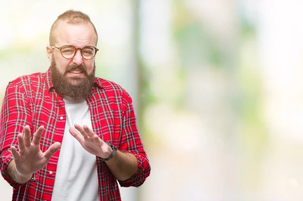 Unga Kaukasiska Hipster Mannen Bär Glasögon Över Isolerade Bakgrund Äcklade — Stockfoto