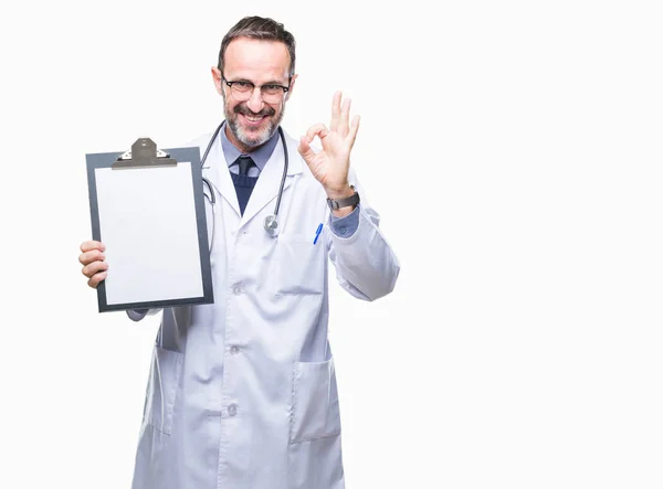 Medioevo Anziano Hoary Medico Uomo Tenendo Appunti Isolato Sfondo Facendo — Foto Stock