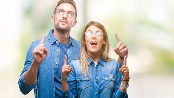 Pareja Joven Enamorada Usando Gafas Sobre Fondo Aislado Asombrada Sorprendida —  Fotos de Stock