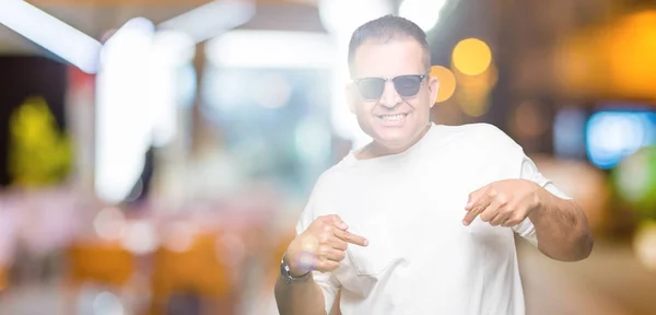 Homem Árabe Meia Idade Wearig Branco Shirt Óculos Sol Sobre — Fotografia de Stock