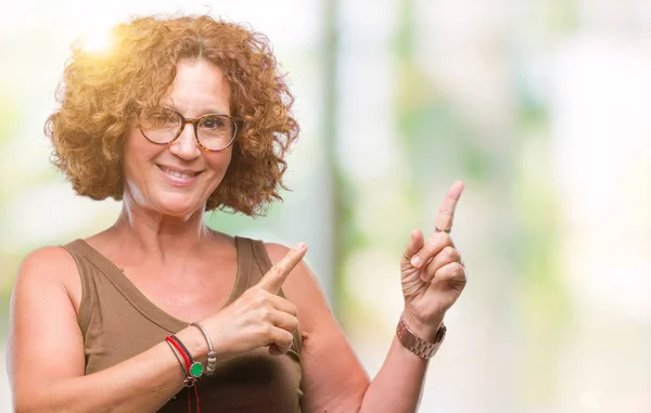 Mulher Hispânica Meia Idade Usando Óculos Sobre Fundo Isolado Sorrindo — Fotografia de Stock