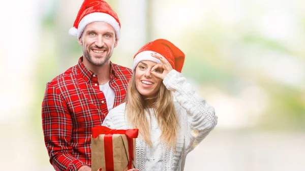 Junges Verliebtes Paar Trägt Weihnachtsmütze Und Hält Geschenk Über Isoliertem — Stockfoto