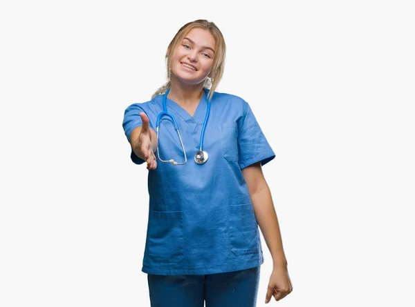 Joven Doctora Caucásica Vistiendo Uniforme Cirujano Sobre Fondo Aislado Sonriendo — Foto de Stock