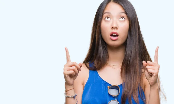 Junge Asiatische Frau Über Isolierten Hintergrund Erstaunt Und Überrascht Blick — Stockfoto