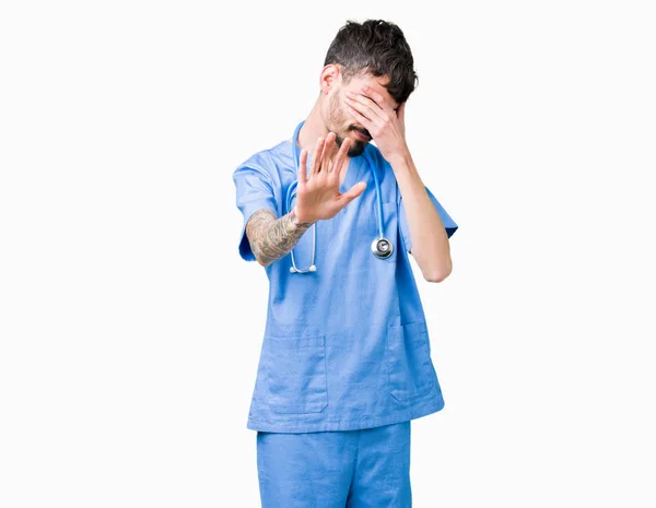 Joven Enfermero Guapo Con Uniforme Cirujano Sobre Fondo Aislado Cubriendo —  Fotos de Stock