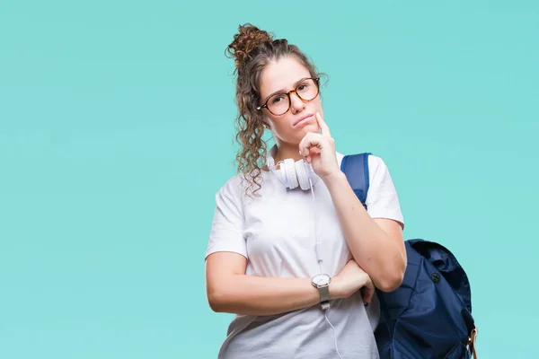 Jonge Brunette Student Meisje Rugzak Hoofdtelefoon Dragen Geïsoleerd Achtergrond Met — Stockfoto