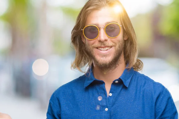 Jonge Knappe Man Met Lang Haar Dragen Van Een Zonnebril — Stockfoto