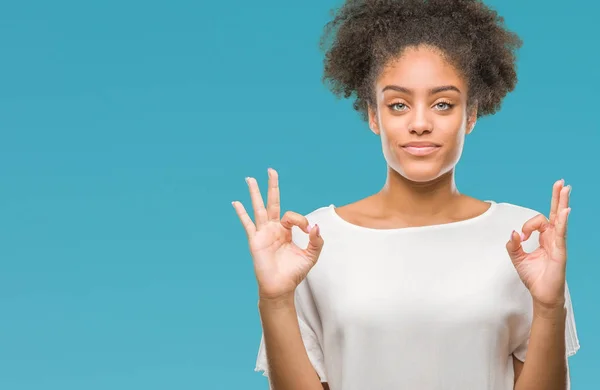 Mladá Američanka Afro Pohlaví Izolované Pozadí Relaxovat Usmívající Očima Uzavřené — Stock fotografie