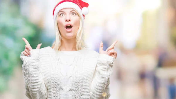 Mladá Krásná Blondýna Žena Nosí Vánoční Čepice Izolované Pozadí Ohromen — Stock fotografie