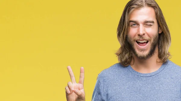 Junger Gutaussehender Mann Mit Langen Haaren Vor Isoliertem Hintergrund Lächelnd — Stockfoto