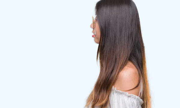 Joven Mujer Asiática Con Gafas Sol Sobre Fondo Aislado Mirando — Foto de Stock