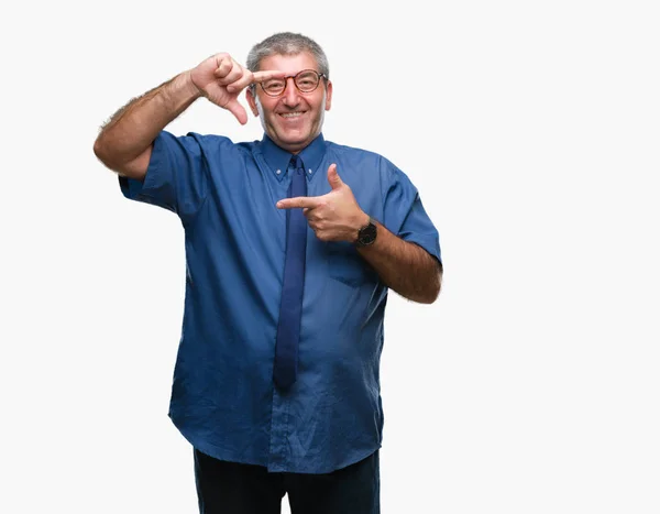 Bonito Homem Negócios Sênior Sobre Fundo Isolado Sorrindo Fazendo Quadro — Fotografia de Stock