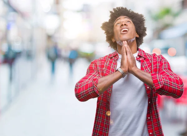 Hombre Afroamericano Sobre Fondo Aislado Mendigando Rezando Con Las Manos —  Fotos de Stock