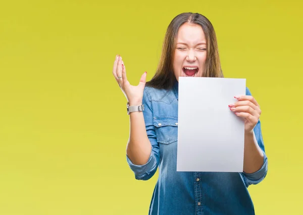 Mulher Caucasiana Jovem Segurando Folha Papel Branco Sobre Fundo Isolado — Fotografia de Stock