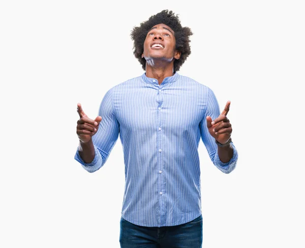 Hombre Afroamericano Sobre Fondo Aislado Asombrado Sorprendido Mirando Hacia Arriba —  Fotos de Stock