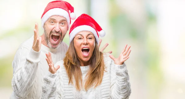 Coppia Ispanica Mezza Età Indossa Cappello Natale Sfondo Isolato Celebrando — Foto Stock