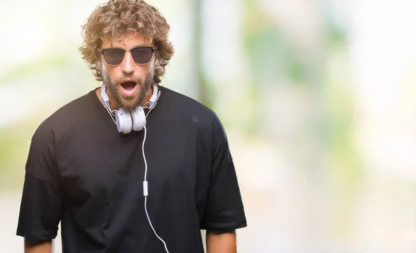 Bonito Homem Hispânico Ouvindo Música Usando Fones Ouvido Sobre Fundo — Fotografia de Stock