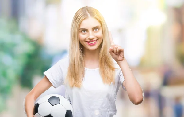 Молодая Красивая Блондинка Держащая Футбольный Мяч Изолированном Фоне Удивлена Идеей — стоковое фото
