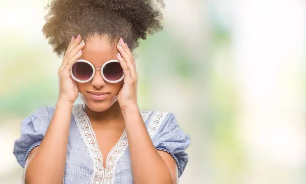 Mujer Afroamericana Joven Con Gafas Sobre Fondo Aislado Que Sufre — Foto de Stock