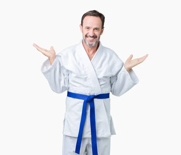 Stilig Medelåldern Senior Mannen Bär Kimono Uniform Över Isolerade Bakgrund — Stockfoto