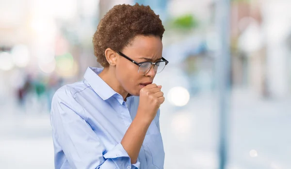 年轻美丽的非洲裔美国女商人在孤立的背景感到不适和咳嗽作为感冒或支气管炎的症状 医疗理念 — 图库照片