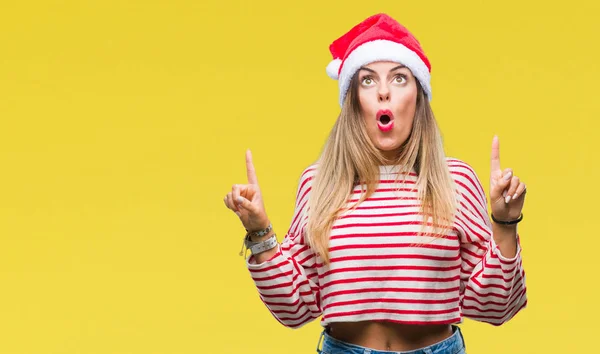 Joven Hermosa Mujer Con Sombrero Navidad Sobre Fondo Aislado Sorprendido —  Fotos de Stock