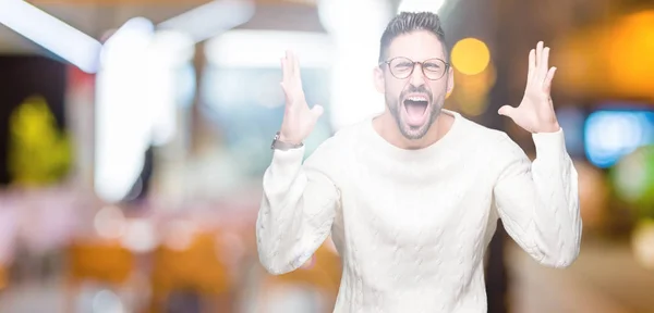 Junger Gutaussehender Mann Mit Brille Vor Isoliertem Hintergrund Der Verrückt — Stockfoto