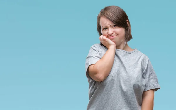 Junge Erwachsene Frau Mit Syndrom Vor Isoliertem Hintergrund Die Gestresst — Stockfoto