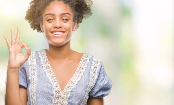 Młody Afro American Kobieta Białym Tle Tło Uśmiechający Się Pozytywne — Zdjęcie stockowe