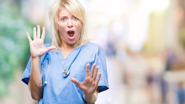 Joven Hermosa Doctora Rubia Vistiendo Uniforme Médico Sobre Fondo Aislado — Foto de Stock