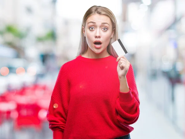 Giovane Donna Bionda Possesso Carta Credito Sfondo Isolato Spaventato Stato — Foto Stock