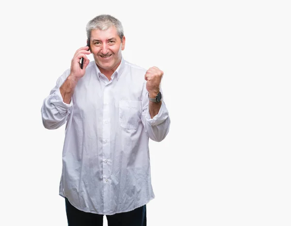 Hombre Mayor Guapo Hablando Teléfono Inteligente Sobre Fondo Aislado Gritando —  Fotos de Stock